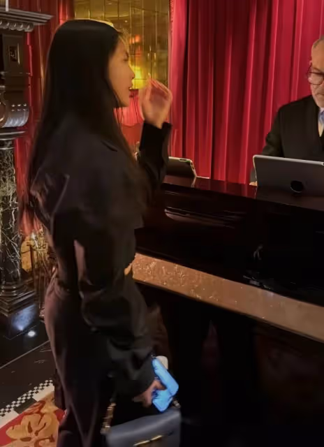 李湘女兒曬留學生活，王詩齡高挑纖瘦好漂亮，與好友辦派對超開心
