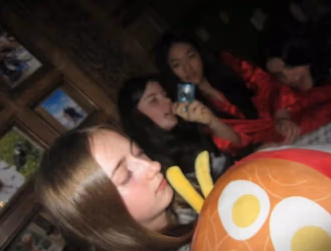 李湘女兒曬留學生活，王詩齡高挑纖瘦好漂亮，與好友辦派對超開心