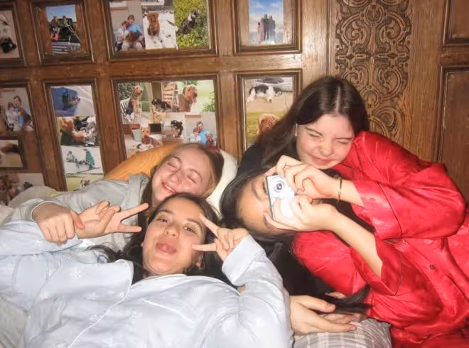李湘女兒曬留學生活，王詩齡高挑纖瘦好漂亮，與好友辦派對超開心