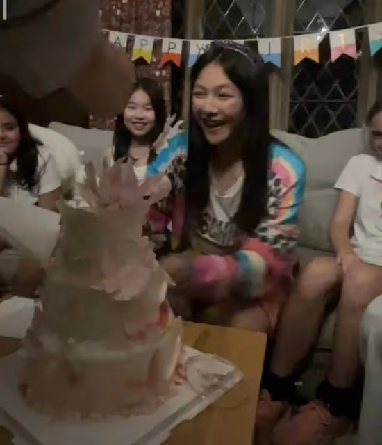 李湘女兒曬留學生活，王詩齡高挑纖瘦好漂亮，與好友辦派對超開心