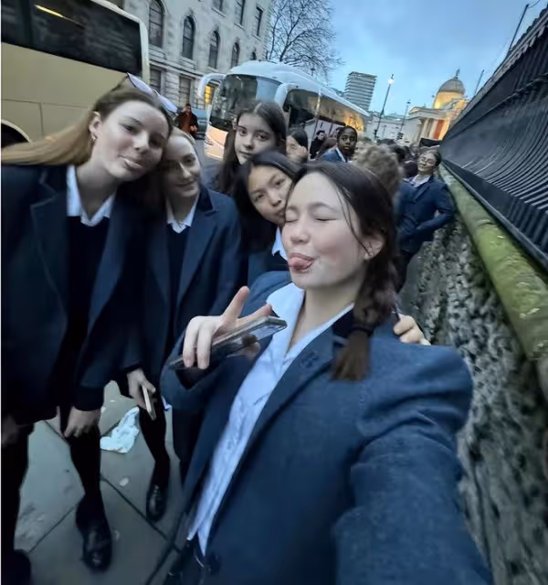李湘女兒曬留學生活，王詩齡高挑纖瘦好漂亮，與好友辦派對超開心