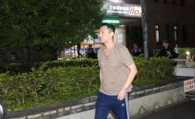 汪小菲為何未完成報警程序?知情人說出真相,原來是接了她的電話