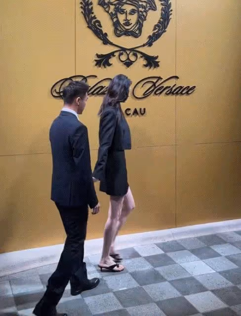 何猷君奚夢瑤代表四房出席,不管是走路還是合影,倆人全程都牽手