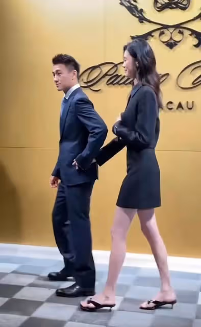 何猷君奚夢瑤代表四房出席,不管是走路還是合影,倆人全程都牽手