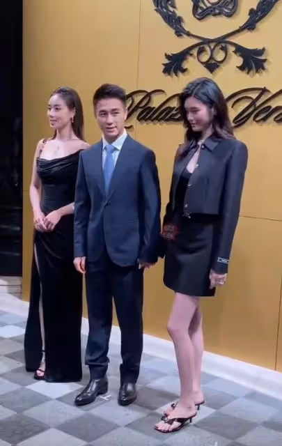 何猷君奚夢瑤代表四房出席,不管是走路還是合影,倆人全程都牽手