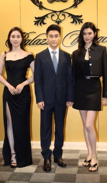 何猷君奚夢瑤代表四房出席,不管是走路還是合影,倆人全程都牽手