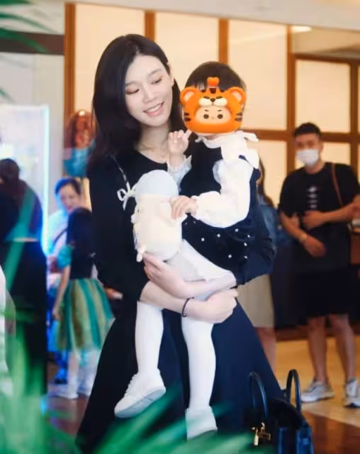 奚夢瑤4歲兒子：長得像何猷君，賭王唯一男孫，卻比不上二房孫女