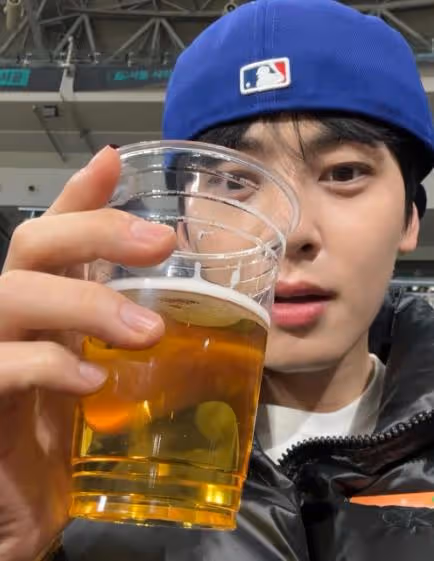 比迫降CP還閃!死鬼CP情侶裝看MLB,車銀優獨自狂嗑熱狗畫面瘋傳