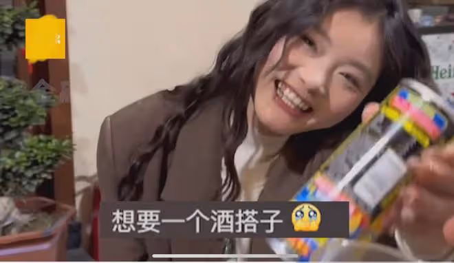 男子曬出陪自己喝酒的女搭子,碰杯後將酒一飲而盡:成搭子已三年