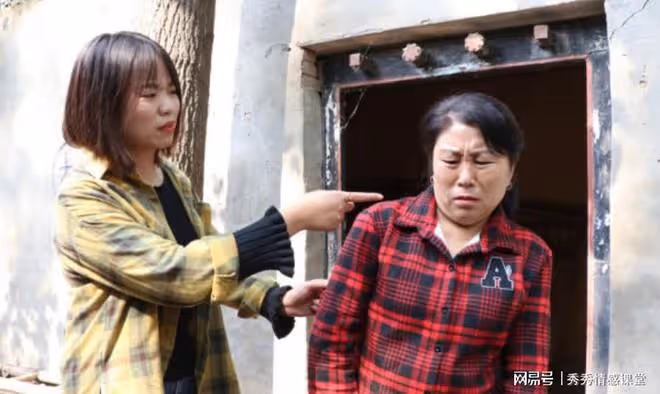我嘴饞吃兩個車厘子,兒媳破口大罵,隔天我帶錢回老家