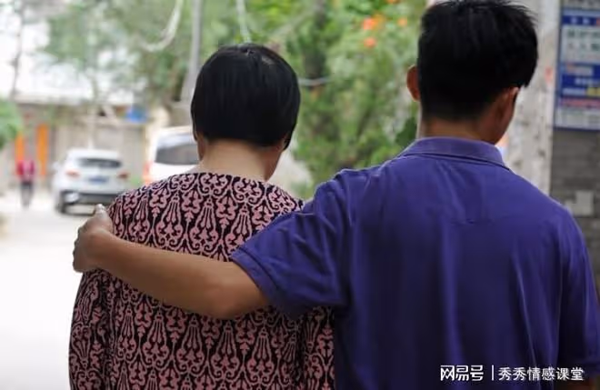我嘴饞吃兩個車厘子,兒媳破口大罵,隔天我帶錢回老家
