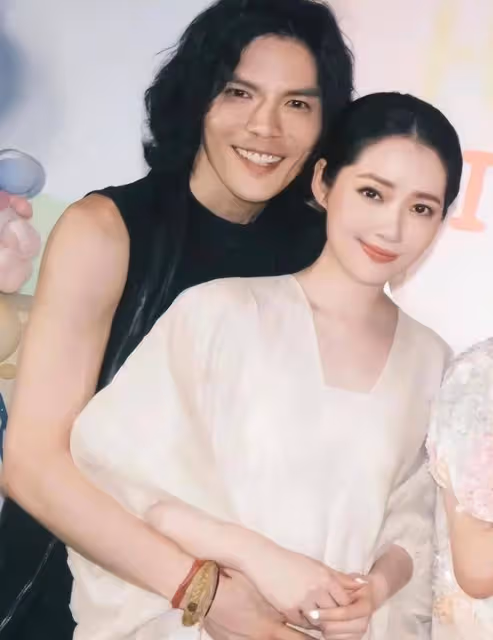 「嫁給普通人」的4位女星，她們不當豪門太太，反而選擇嫁給愛情