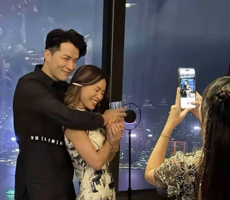 恭喜!TVB人氣男星被曝訂婚,戀情浮出水面,摟抱女友親密照流出