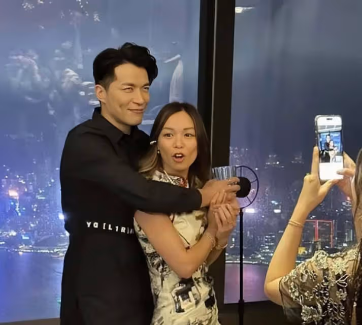 恭喜!TVB人氣男星被曝訂婚,戀情浮出水面,摟抱女友親密照流出