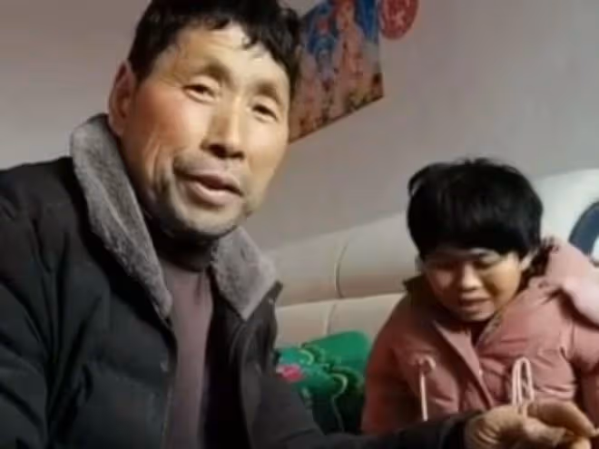 50歲老人娶20歲女孩:家中87歲癱瘓老爹,待小嬌妻如珠如寶