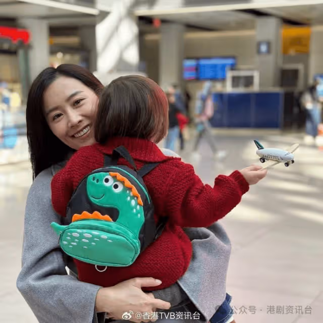 陳法拉誕第二胎火速復工首露面 雙頰圓潤開心透露B仔似自己