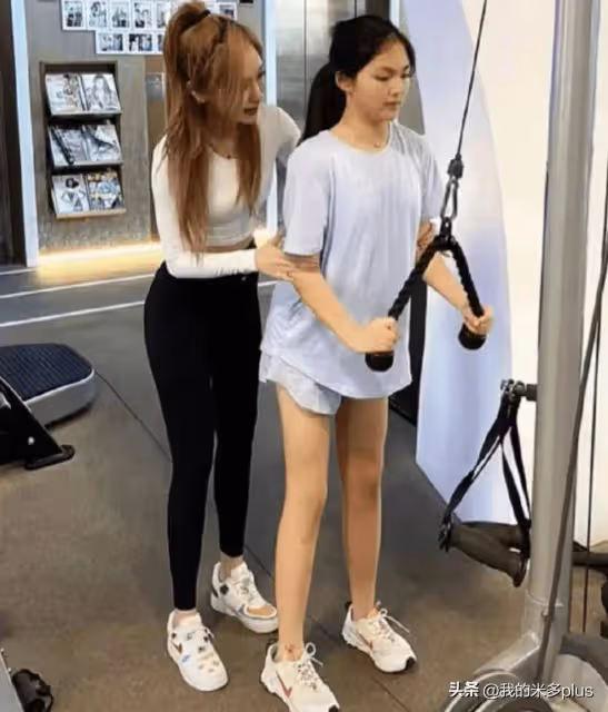 李湘女兒減肥2年後復胖,14歲王詩齡近況曝光,臉型圓潤胳膊粗壯
