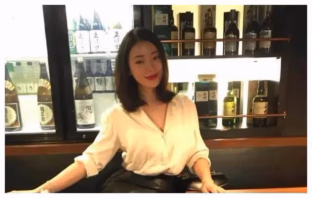劉強東帶她走紅,奢華生活醉人,如今成萬人迷。