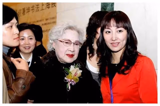 90歲秦怡的妙齡心得,女人之美:圓臉,卷髮,裙裝之魅力。