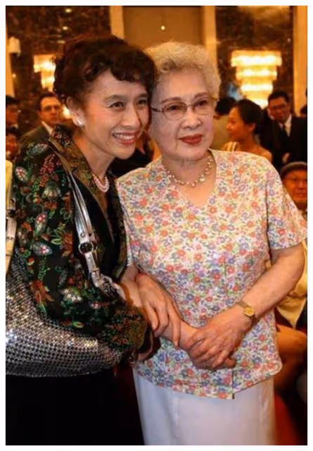 90歲秦怡的妙齡心得,女人之美:圓臉,卷髮,裙裝之魅力。