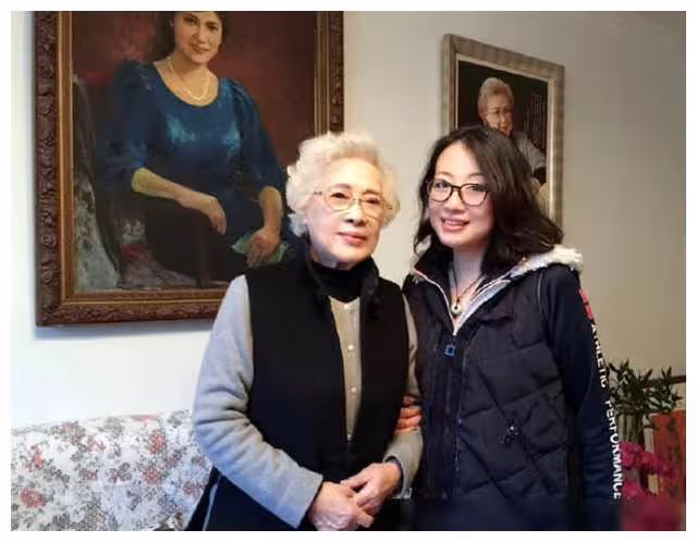 90歲秦怡的妙齡心得,女人之美:圓臉,卷髮,裙裝之魅力。