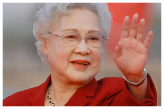 90歲秦怡的妙齡心得,女人之美:圓臉,卷髮,裙裝之魅力。
