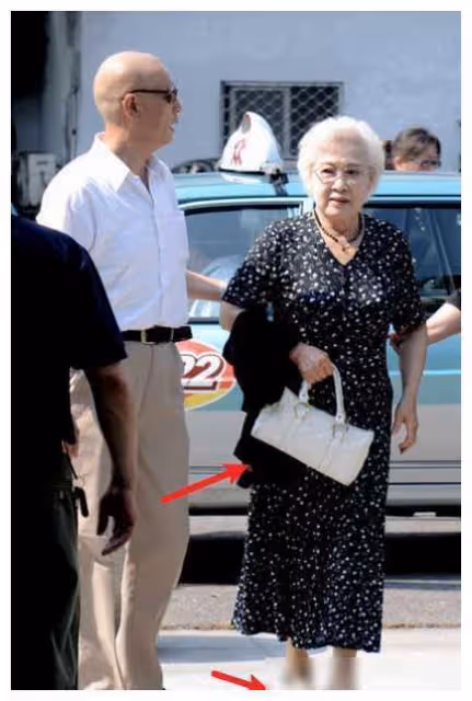 90歲秦怡的妙齡心得,女人之美:圓臉,卷髮,裙裝之魅力。
