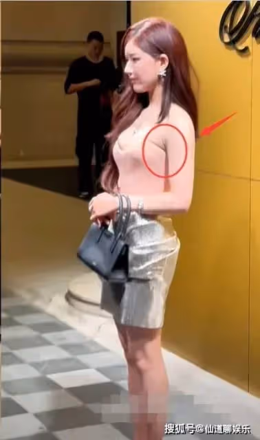 趙露思澳門活動被群嘲，擠胸不成反被勒出贅肉，短腿胯大妝容嚇人