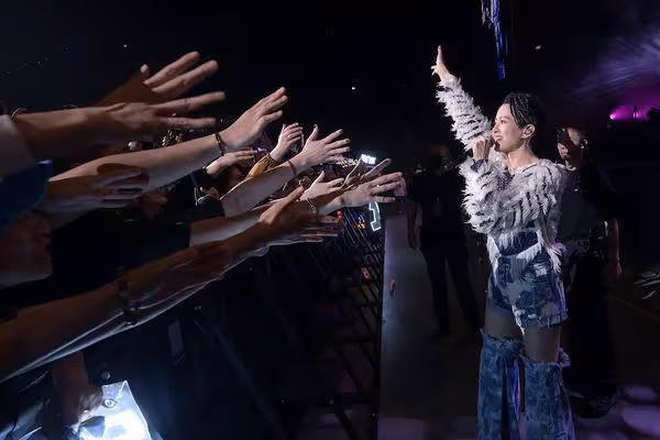 老公女兒無預警上台!梁詠琪感動淚崩「不忘放閃」掀高潮