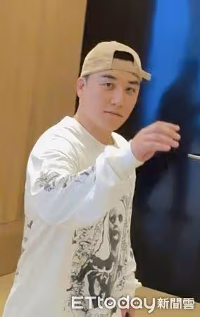 獨家直擊/勝利人在台灣!現身微風「看BTS展覽」被認出問:為何拍?
