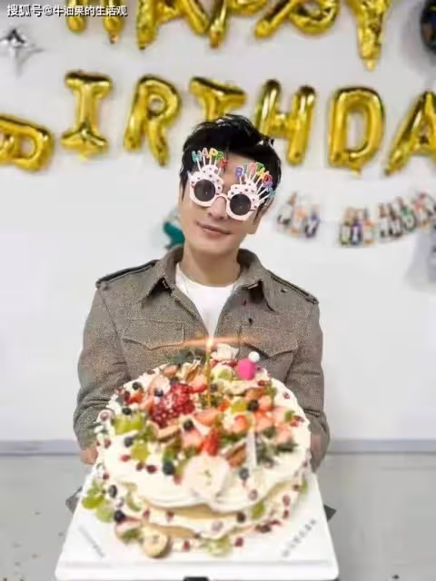 黃曉明慶46歲生日,曬全家福小海綿出鏡,和楊穎劃清界限