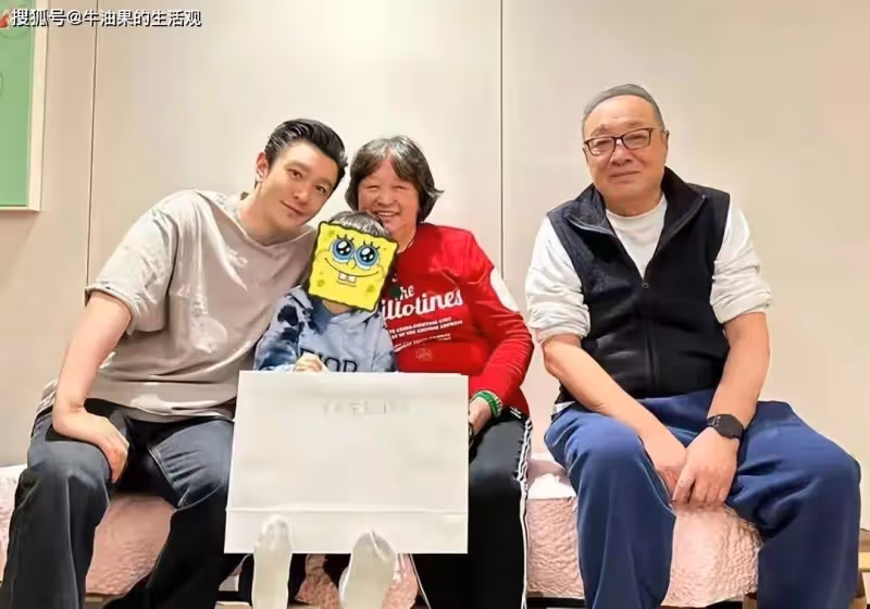 黃曉明慶46歲生日,曬全家福小海綿出鏡,和楊穎劃清界限