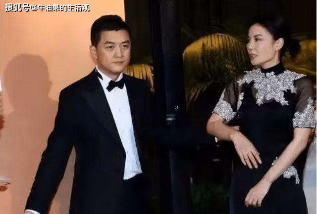 賭王千金何超蓮與竇驍離婚?兩人貌合神離,肢體語言引爭議