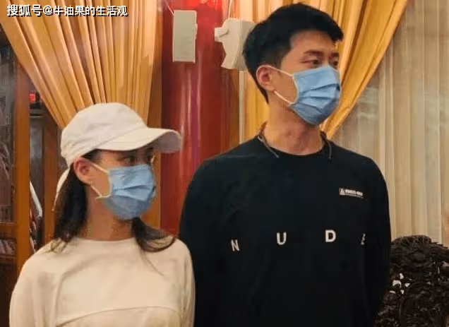 賭王千金何超蓮與竇驍離婚?兩人貌合神離,肢體語言引爭議