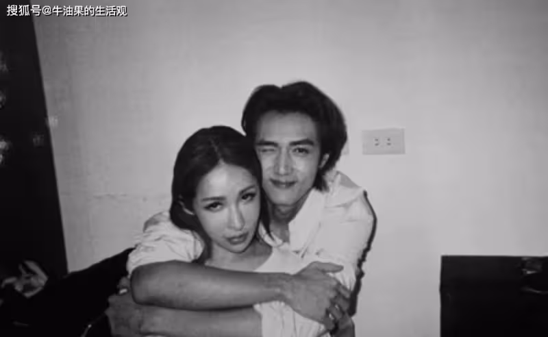 金莎小19歲男友正面照曝光，母子戀引熱議，網友：戀愛腦