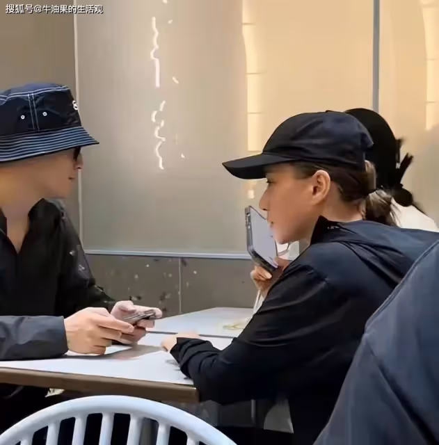 賭王女兒何超蓮婚變？和竇驍出席活動，拒絕牽手全程冷臉