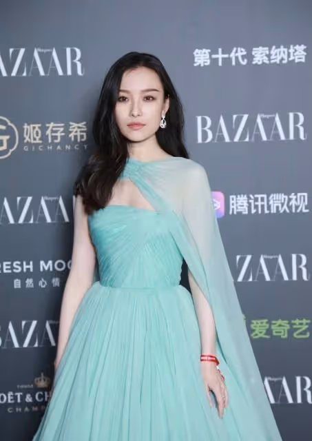 倪妮的衣品讓人不敢恭維,輕紗長裙還要穿紅色的,看著略顯老氣了