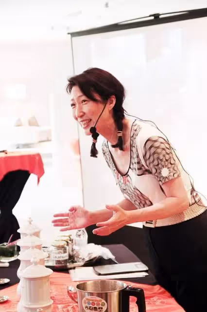 音樂人鄭華娟因病去世，享年60歲，德國老公和親友悲痛送別
