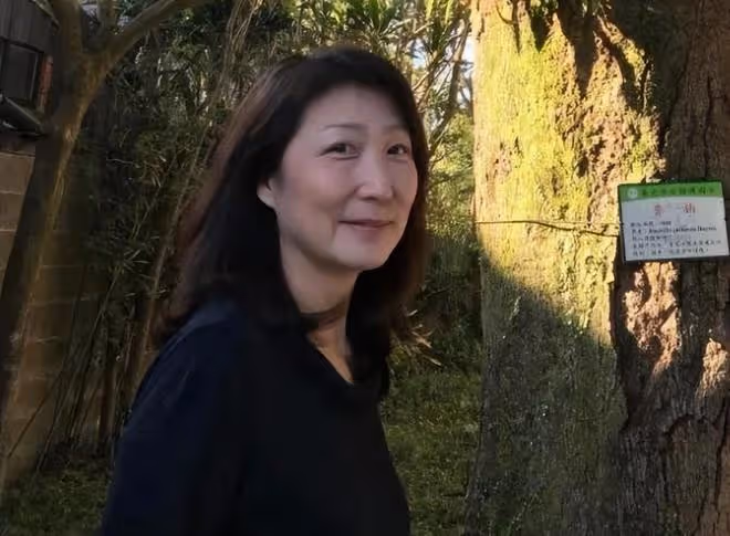 音樂人鄭華娟因病去世，享年60歲，德國老公和親友悲痛送別