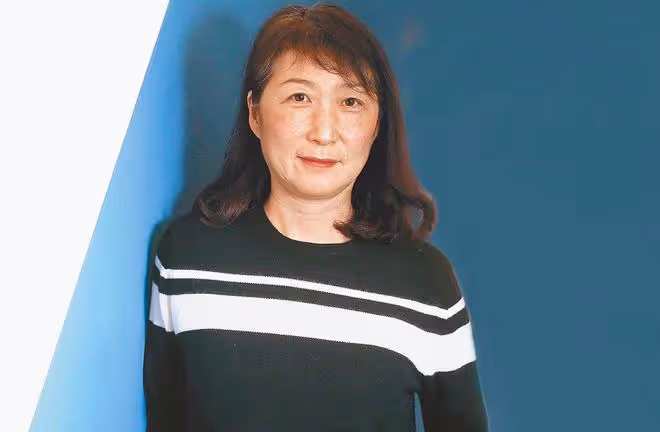 音樂人鄭華娟因病去世，享年60歲，德國老公和親友悲痛送別