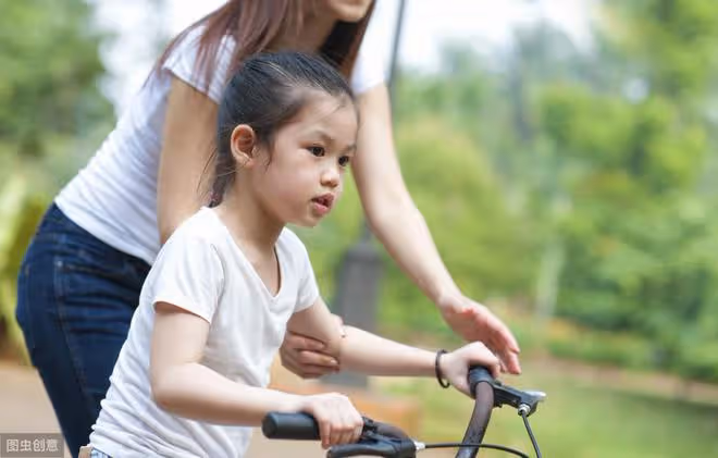 8歲女孩被親媽「圈養」！你所謂的愛，可能毀了孩子一生