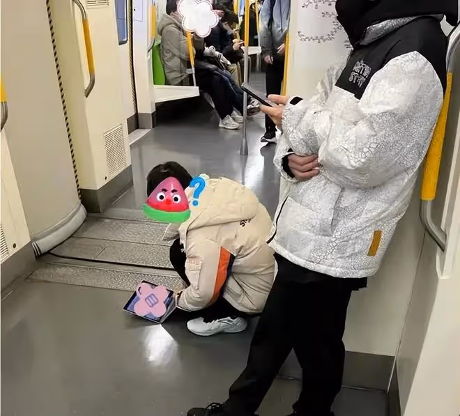 看完北京早高峰地鐵站那張偷拍照,我的心像是被扎出了一個窟窿