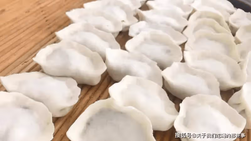 煮餃子，不要直接開水下鍋，記住這3點，餃子不破皮不粘連還好吃