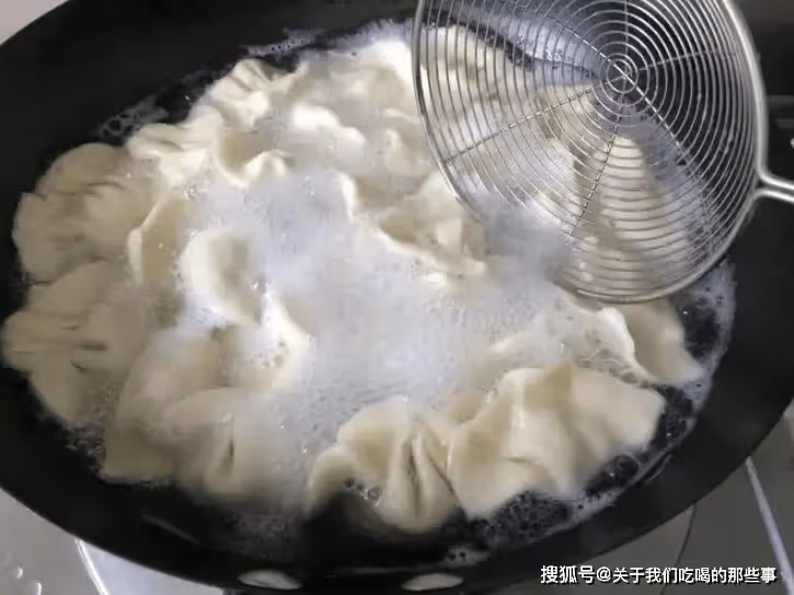煮餃子，不要直接開水下鍋，記住這3點，餃子不破皮不粘連還好吃