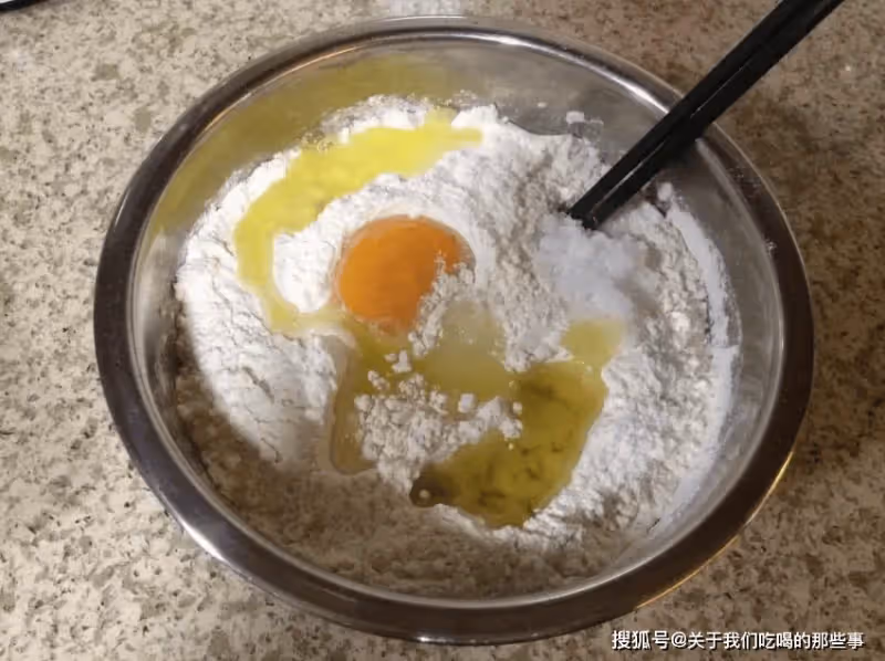 煮餃子，不要直接開水下鍋，記住這3點，餃子不破皮不粘連還好吃