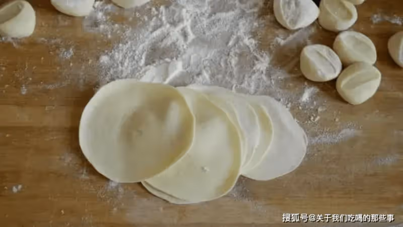 煮餃子，不要直接開水下鍋，記住這3點，餃子不破皮不粘連還好吃