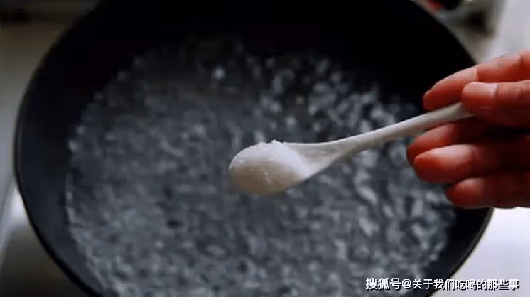煮餃子，不要直接開水下鍋，記住這3點，餃子不破皮不粘連還好吃