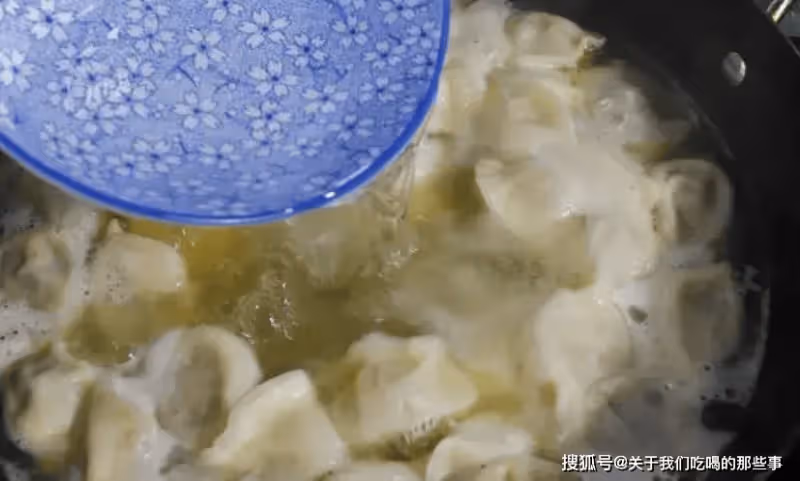 煮餃子，不要直接開水下鍋，記住這3點，餃子不破皮不粘連還好吃