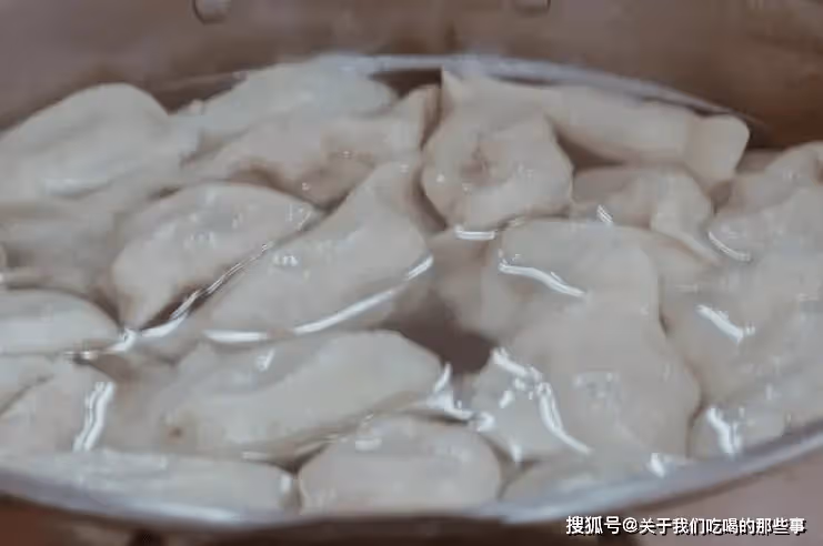 煮餃子，不要直接開水下鍋，記住這3點，餃子不破皮不粘連還好吃