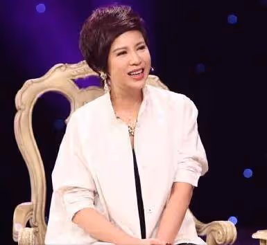 她9次登上春晚,與老外同居卻被騙3000萬,40歲嫁27歲男友真幸福